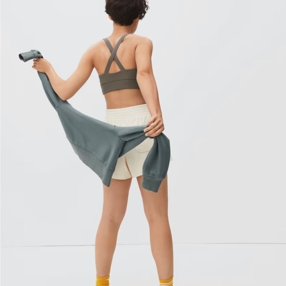 Everlane The Perform Cropped Top NWT in Dark Taupe (Grey)-SOLD OUT ONLINE - Picture 4 of 8